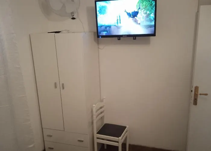 Habitacion Economica Con Bano Privado En Pleno Centro De Figueres