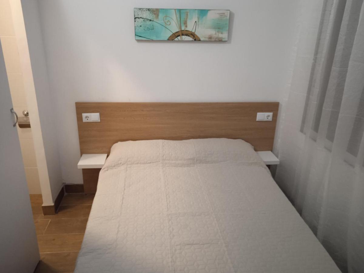 Economica Con Bano Privado En Pleno Centro De Figueres Pensión